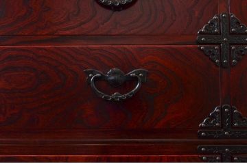 中古　美品　岩谷堂箪笥　天板リメイク　脚(台輪)付きリメイク　美しい杢目と立派な金具が魅力的なローチェスト(サイドボード、テレビ台、テレビボード、引き出し、収納箪笥、衣装箪笥、和箪笥)(R-073753)