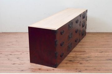 中古　美品　岩谷堂箪笥　天板リメイク　脚(台輪)付きリメイク　美しい杢目と立派な金具が魅力的なローチェスト(サイドボード、テレビ台、テレビボード、引き出し、収納箪笥、衣装箪笥、和箪笥)(R-073753)
