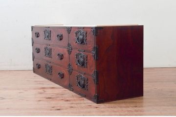 中古　美品　岩谷堂箪笥　天板リメイク　脚(台輪)付きリメイク　美しい杢目と立派な金具が魅力的なローチェスト(サイドボード、テレビ台、テレビボード、引き出し、収納箪笥、衣装箪笥、和箪笥)(R-073753)
