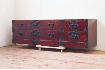 中古　美品　岩谷堂箪笥　天板リメイク　美しい杢目と立派な金具が魅力的なローチェスト(ローボード、サイドボード、テレビ台、テレビボード、引き出し、収納箪笥、衣装箪笥、和箪笥)(R-073754)