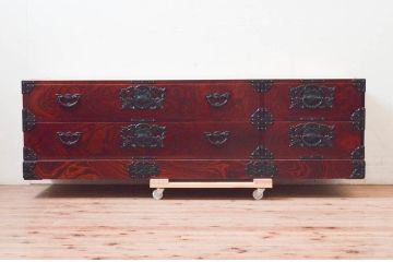 中古　美品　岩谷堂箪笥　天板リメイク　美しい杢目と立派な金具が魅力的なローチェスト(ローボード、サイドボード、テレビ台、テレビボード、引き出し、収納箪笥、衣装箪笥、和箪笥)(R-073754)