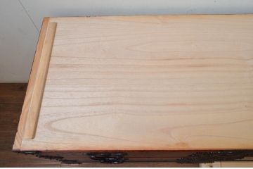 中古　美品　岩谷堂箪笥　天板リメイク　美しい杢目と立派な金具が魅力的なローチェスト(ローボード、サイドボード、テレビ台、テレビボード、引き出し、収納箪笥、衣装箪笥、和箪笥)(R-073754)