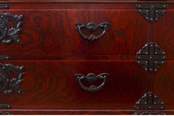 中古　美品　岩谷堂箪笥　天板リメイク　美しい杢目と立派な金具が魅力的なローチェスト(ローボード、サイドボード、テレビ台、テレビボード、引き出し、収納箪笥、衣装箪笥、和箪笥)(R-073754)