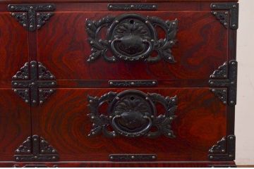 中古　美品　岩谷堂箪笥　天板リメイク　美しい杢目と立派な金具が魅力的なローチェスト(ローボード、サイドボード、テレビ台、テレビボード、引き出し、収納箪笥、衣装箪笥、和箪笥)(R-073754)