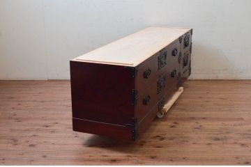 中古　美品　岩谷堂箪笥　天板リメイク　美しい杢目と立派な金具が魅力的なローチェスト(ローボード、サイドボード、テレビ台、テレビボード、引き出し、収納箪笥、衣装箪笥、和箪笥)(R-073754)