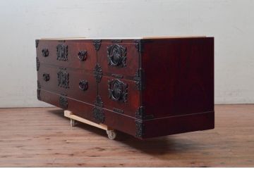 中古　美品　岩谷堂箪笥　天板リメイク　美しい杢目と立派な金具が魅力的なローチェスト(ローボード、サイドボード、テレビ台、テレビボード、引き出し、収納箪笥、衣装箪笥、和箪笥)(R-073754)