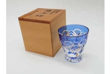江戸切子　カガミクリスタル　根本幸雄作　細部まで施されたカットが美しい懐石杯(KAGAMI CRYSTAL、酒器、グラス、ガラス、硝子、共箱付き)(R-073762)