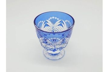 江戸切子　カガミクリスタル　根本幸雄作　細部まで施されたカットが美しい懐石杯(KAGAMI CRYSTAL、酒器、グラス、ガラス、硝子、共箱付き)(R-073762)