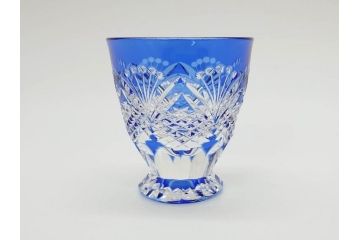 江戸切子　カガミクリスタル　根本幸雄作　細部まで施されたカットが美しい懐石杯(KAGAMI CRYSTAL、酒器、グラス、ガラス、硝子、共箱付き)(R-073762)