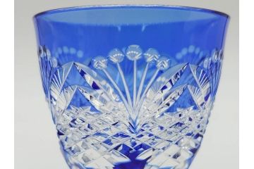 江戸切子　カガミクリスタル　根本幸雄作　細部まで施されたカットが美しい懐石杯(KAGAMI CRYSTAL、酒器、グラス、ガラス、硝子、共箱付き)(R-073762)