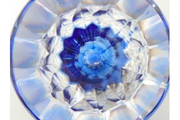 江戸切子　カガミクリスタル　根本幸雄作　細部まで施されたカットが美しい懐石杯(KAGAMI CRYSTAL、酒器、グラス、ガラス、硝子、共箱付き)(R-073762)