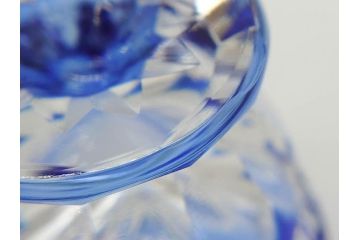 江戸切子　カガミクリスタル　根本幸雄作　細部まで施されたカットが美しい懐石杯(KAGAMI CRYSTAL、酒器、グラス、ガラス、硝子、共箱付き)(R-073762)