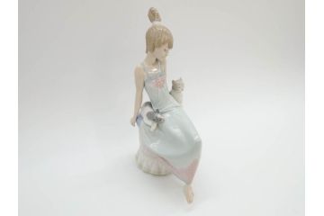 スペイン　リヤドロ　LLADRO　Bed time　猫とおしゃべりする少女　細やかな表情やしぐさの表現が見事なフィギュリン(ねこ、ネコ、陶器人形、置物、オブジェ)(R-073767)