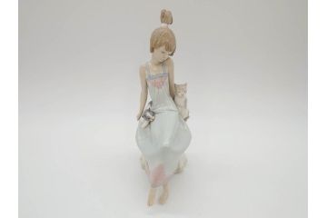 スペイン　リヤドロ　LLADRO　Bed time　猫とおしゃべりする少女　細やかな表情やしぐさの表現が見事なフィギュリン(ねこ、ネコ、陶器人形、置物、オブジェ)(R-073767)