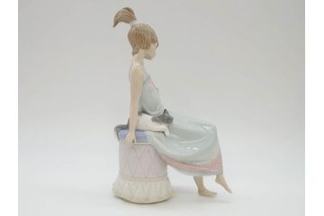 スペイン　リヤドロ　LLADRO　Bed time　猫とおしゃべりする少女　細やかな表情やしぐさの表現が見事なフィギュリン(ねこ、ネコ、陶器人形、置物、オブジェ)(R-073767)