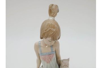 スペイン　リヤドロ　LLADRO　Bed time　猫とおしゃべりする少女　細やかな表情やしぐさの表現が見事なフィギュリン(ねこ、ネコ、陶器人形、置物、オブジェ)(R-073767)