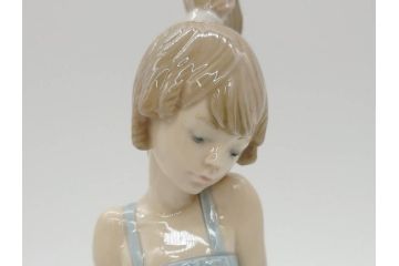 スペイン　リヤドロ　LLADRO　Bed time　猫とおしゃべりする少女　細やかな表情やしぐさの表現が見事なフィギュリン(ねこ、ネコ、陶器人形、置物、オブジェ)(R-073767)