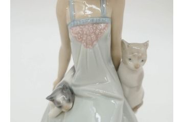 スペイン　リヤドロ　LLADRO　Bed time　猫とおしゃべりする少女　細やかな表情やしぐさの表現が見事なフィギュリン(ねこ、ネコ、陶器人形、置物、オブジェ)(R-073767)