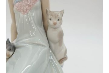 スペイン　リヤドロ　LLADRO　Bed time　猫とおしゃべりする少女　細やかな表情やしぐさの表現が見事なフィギュリン(ねこ、ネコ、陶器人形、置物、オブジェ)(R-073767)