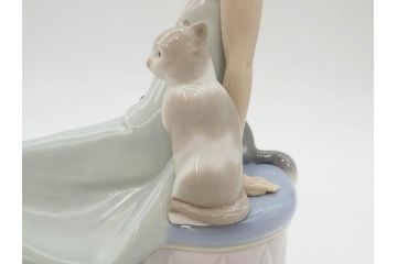 スペイン　リヤドロ　LLADRO　Bed time　猫とおしゃべりする少女　細やかな表情やしぐさの表現が見事なフィギュリン(ねこ、ネコ、陶器人形、置物、オブジェ)(R-073767)
