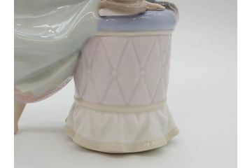 スペイン　リヤドロ　LLADRO　Bed time　猫とおしゃべりする少女　細やかな表情やしぐさの表現が見事なフィギュリン(ねこ、ネコ、陶器人形、置物、オブジェ)(R-073767)