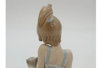 スペイン　リヤドロ　LLADRO　Bed time　猫とおしゃべりする少女　細やかな表情やしぐさの表現が見事なフィギュリン(ねこ、ネコ、陶器人形、置物、オブジェ)(R-073767)
