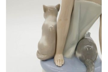 スペイン　リヤドロ　LLADRO　Bed time　猫とおしゃべりする少女　細やかな表情やしぐさの表現が見事なフィギュリン(ねこ、ネコ、陶器人形、置物、オブジェ)(R-073767)