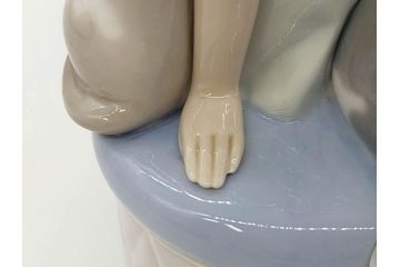 スペイン　リヤドロ　LLADRO　Bed time　猫とおしゃべりする少女　細やかな表情やしぐさの表現が見事なフィギュリン(ねこ、ネコ、陶器人形、置物、オブジェ)(R-073767)