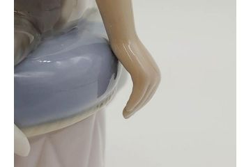 スペイン　リヤドロ　LLADRO　Bed time　猫とおしゃべりする少女　細やかな表情やしぐさの表現が見事なフィギュリン(ねこ、ネコ、陶器人形、置物、オブジェ)(R-073767)