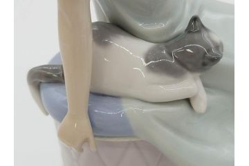 スペイン　リヤドロ　LLADRO　Bed time　猫とおしゃべりする少女　細やかな表情やしぐさの表現が見事なフィギュリン(ねこ、ネコ、陶器人形、置物、オブジェ)(R-073767)