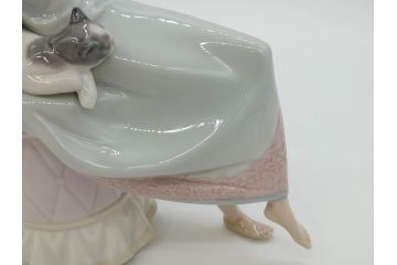 スペイン　リヤドロ　LLADRO　Bed time　猫とおしゃべりする少女　細やかな表情やしぐさの表現が見事なフィギュリン(ねこ、ネコ、陶器人形、置物、オブジェ)(R-073767)