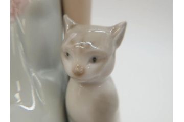スペイン　リヤドロ　LLADRO　Bed time　猫とおしゃべりする少女　細やかな表情やしぐさの表現が見事なフィギュリン(ねこ、ネコ、陶器人形、置物、オブジェ)(R-073767)