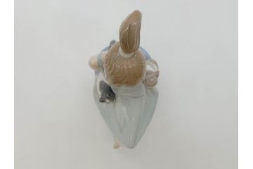 スペイン　リヤドロ　LLADRO　Bed time　猫とおしゃべりする少女　細やかな表情やしぐさの表現が見事なフィギュリン(ねこ、ネコ、陶器人形、置物、オブジェ)(R-073767)