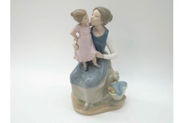 スペイン　リヤドロ　LLADRO　NAO　1980　親子　幸せなひと時を切り取った様なフィギュリン(ファミリー、家族、母、女の子、陶器人形、置物、オブジェ)(R-073770)