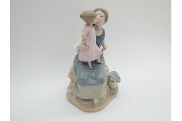 スペイン　リヤドロ　LLADRO　NAO　1980　親子　幸せなひと時を切り取った様なフィギュリン(ファミリー、家族、母、女の子、陶器人形、置物、オブジェ)(R-073770)