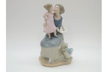 スペイン　リヤドロ　LLADRO　NAO　1980　親子　幸せなひと時を切り取った様なフィギュリン(ファミリー、家族、母、女の子、陶器人形、置物、オブジェ)(R-073770)