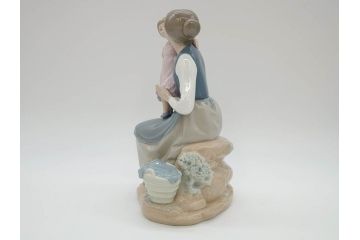 スペイン　リヤドロ　LLADRO　NAO　1980　親子　幸せなひと時を切り取った様なフィギュリン(ファミリー、家族、母、女の子、陶器人形、置物、オブジェ)(R-073770)