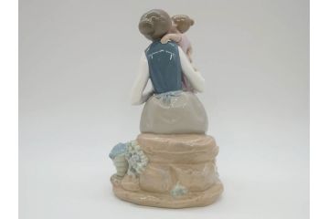 スペイン　リヤドロ　LLADRO　NAO　1980　親子　幸せなひと時を切り取った様なフィギュリン(ファミリー、家族、母、女の子、陶器人形、置物、オブジェ)(R-073770)