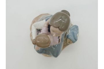 スペイン　リヤドロ　LLADRO　NAO　1980　親子　幸せなひと時を切り取った様なフィギュリン(ファミリー、家族、母、女の子、陶器人形、置物、オブジェ)(R-073770)