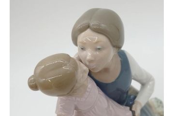 スペイン　リヤドロ　LLADRO　NAO　1980　親子　幸せなひと時を切り取った様なフィギュリン(ファミリー、家族、母、女の子、陶器人形、置物、オブジェ)(R-073770)