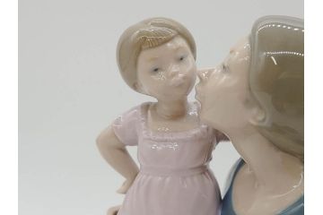 スペイン　リヤドロ　LLADRO　NAO　1980　親子　幸せなひと時を切り取った様なフィギュリン(ファミリー、家族、母、女の子、陶器人形、置物、オブジェ)(R-073770)