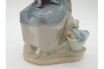 スペイン　リヤドロ　LLADRO　NAO　1980　親子　幸せなひと時を切り取った様なフィギュリン(ファミリー、家族、母、女の子、陶器人形、置物、オブジェ)(R-073770)