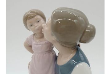 スペイン　リヤドロ　LLADRO　NAO　1980　親子　幸せなひと時を切り取った様なフィギュリン(ファミリー、家族、母、女の子、陶器人形、置物、オブジェ)(R-073770)