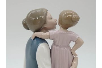 スペイン　リヤドロ　LLADRO　NAO　1980　親子　幸せなひと時を切り取った様なフィギュリン(ファミリー、家族、母、女の子、陶器人形、置物、オブジェ)(R-073770)