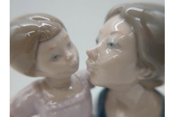 スペイン　リヤドロ　LLADRO　NAO　1980　親子　幸せなひと時を切り取った様なフィギュリン(ファミリー、家族、母、女の子、陶器人形、置物、オブジェ)(R-073770)