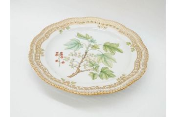 デンマーク　ROYAL COPENHAGEN(ロイヤルコペンハーゲン)　最高峰コレクション　フローラダニカ　職人の手作業による技法が美しいプレート(大皿、洋食器)(R-073771)