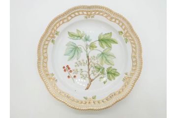 デンマーク　ROYAL COPENHAGEN(ロイヤルコペンハーゲン)　最高峰コレクション　フローラダニカ　職人の手作業による技法が美しいプレート(大皿、洋食器)(R-073771)