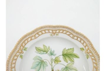 デンマーク　ROYAL COPENHAGEN(ロイヤルコペンハーゲン)　最高峰コレクション　フローラダニカ　職人の手作業による技法が美しいプレート(大皿、洋食器)(R-073771)