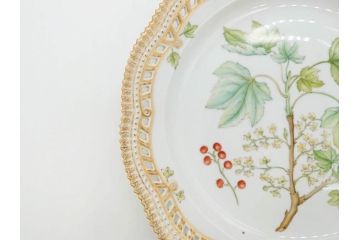 デンマーク　ROYAL COPENHAGEN(ロイヤルコペンハーゲン)　最高峰コレクション　フローラダニカ　職人の手作業による技法が美しいプレート(大皿、洋食器)(R-073771)
