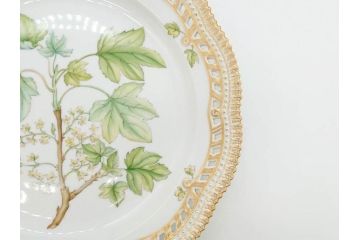 デンマーク　ROYAL COPENHAGEN(ロイヤルコペンハーゲン)　最高峰コレクション　フローラダニカ　職人の手作業による技法が美しいプレート(大皿、洋食器)(R-073771)